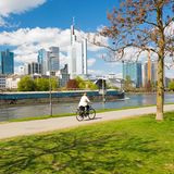 Radfahrerin am Mainufer in Frankfurt