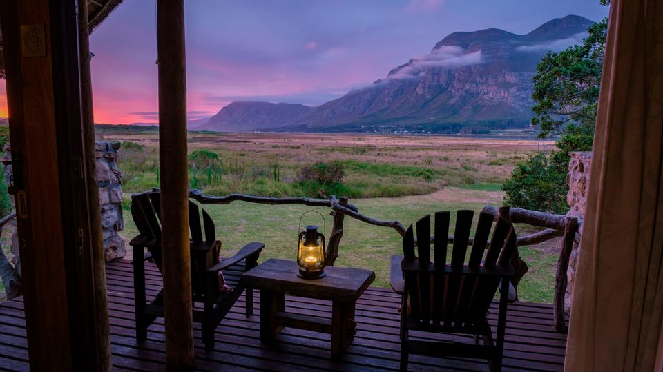 Blick aus einer Lodge bei Sonnenuntergang in der Nähe von Hermanus an der Garden Route. Blick aus einer Lodge bei Sonnenuntergang in der Nähe von Hermanus an der Garden Route.