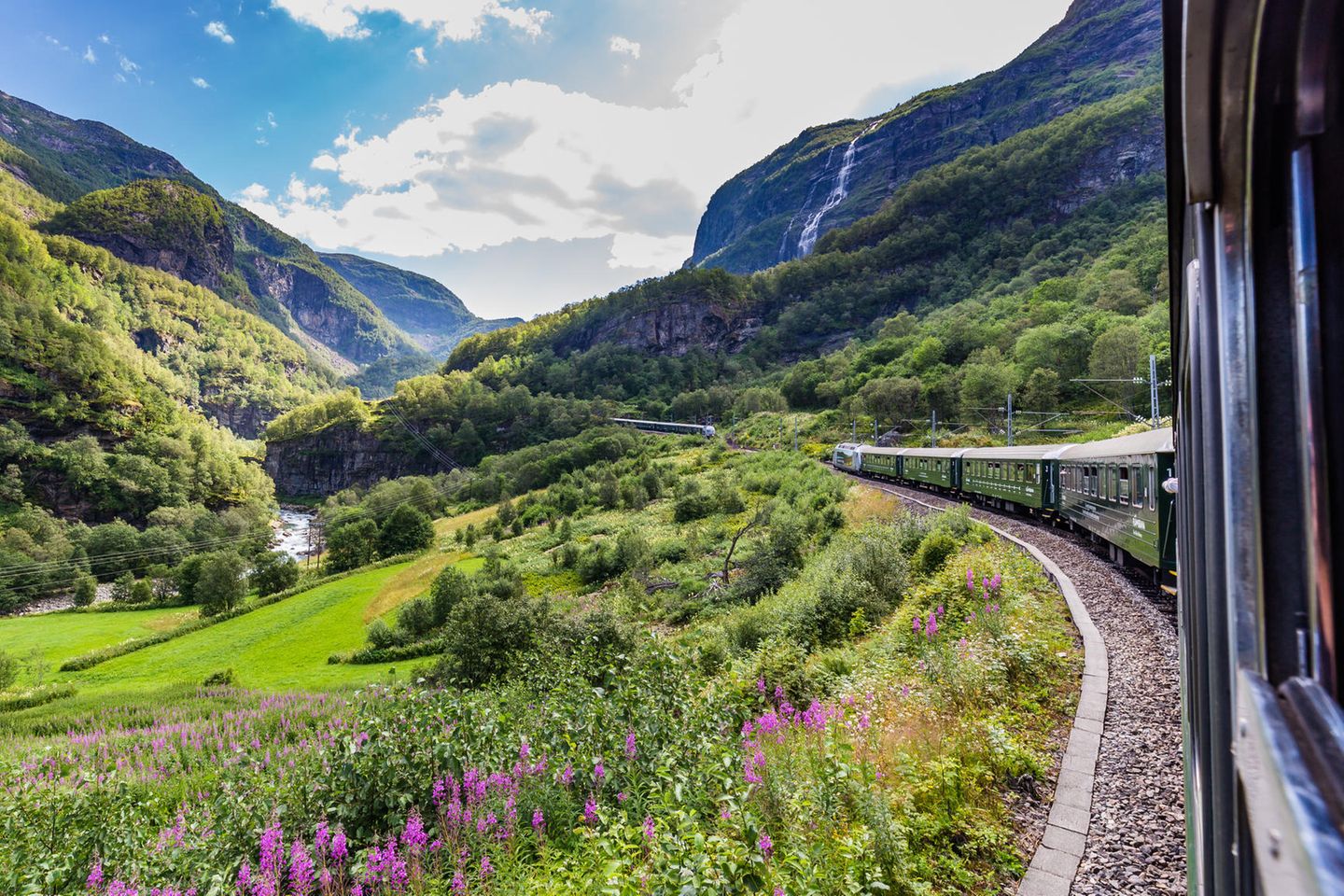 Die Flåmbahn fährt durch die Landschaft