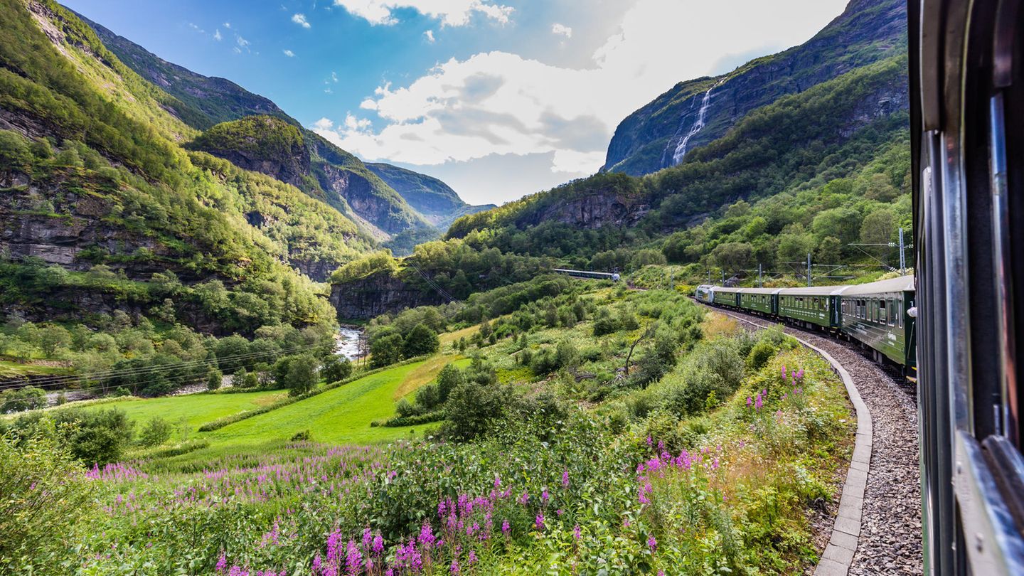 Flåmbahn: Abenteuerliche Bahnfahrt Die Flåmbahn fährt durch die Landschaft