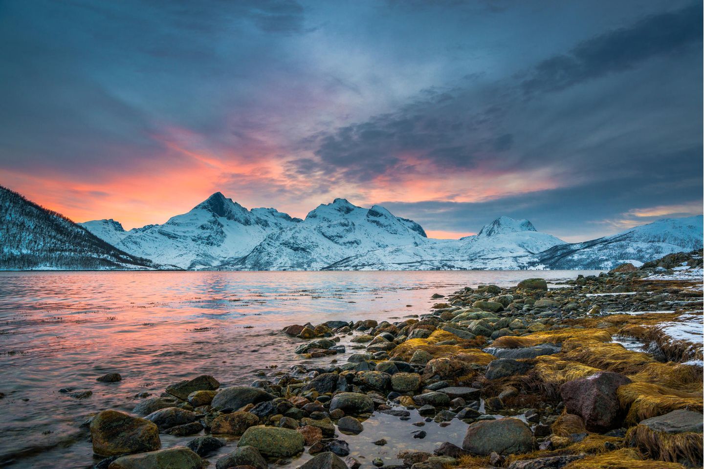 Sonnenuntergang über dem Lyfjord auf Kvaløya