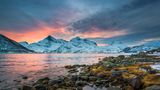 Sonnenuntergang über dem Lyfjord auf Kvaløya