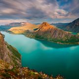 Panoramablick auf die Seen Gjende und Bessvatnet