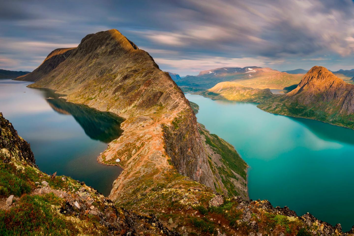 Nationalpark Jotunheimen: Zu Fuß durch die Berge Panoramablick auf die Seen Gjende und Bessvatnet