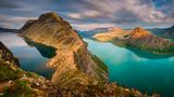 Panoramablick auf die Seen Gjende und Bessvatnet
