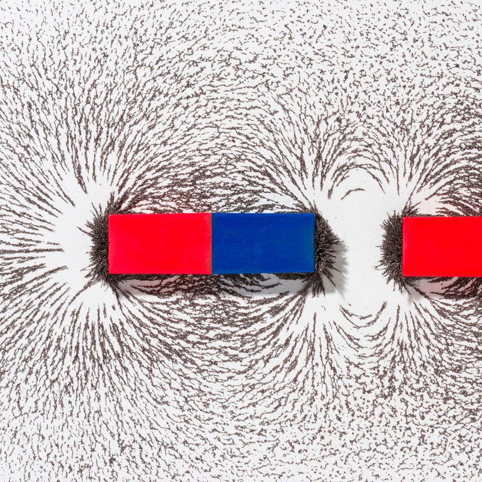 Anziehend: Mit Hochdruck suchen Forschende nach alternativen Werkstoffen für Magnete