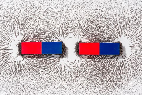 Anziehend: Mit Hochdruck suchen Forschende nach alternativen Werkstoffen für Magnete