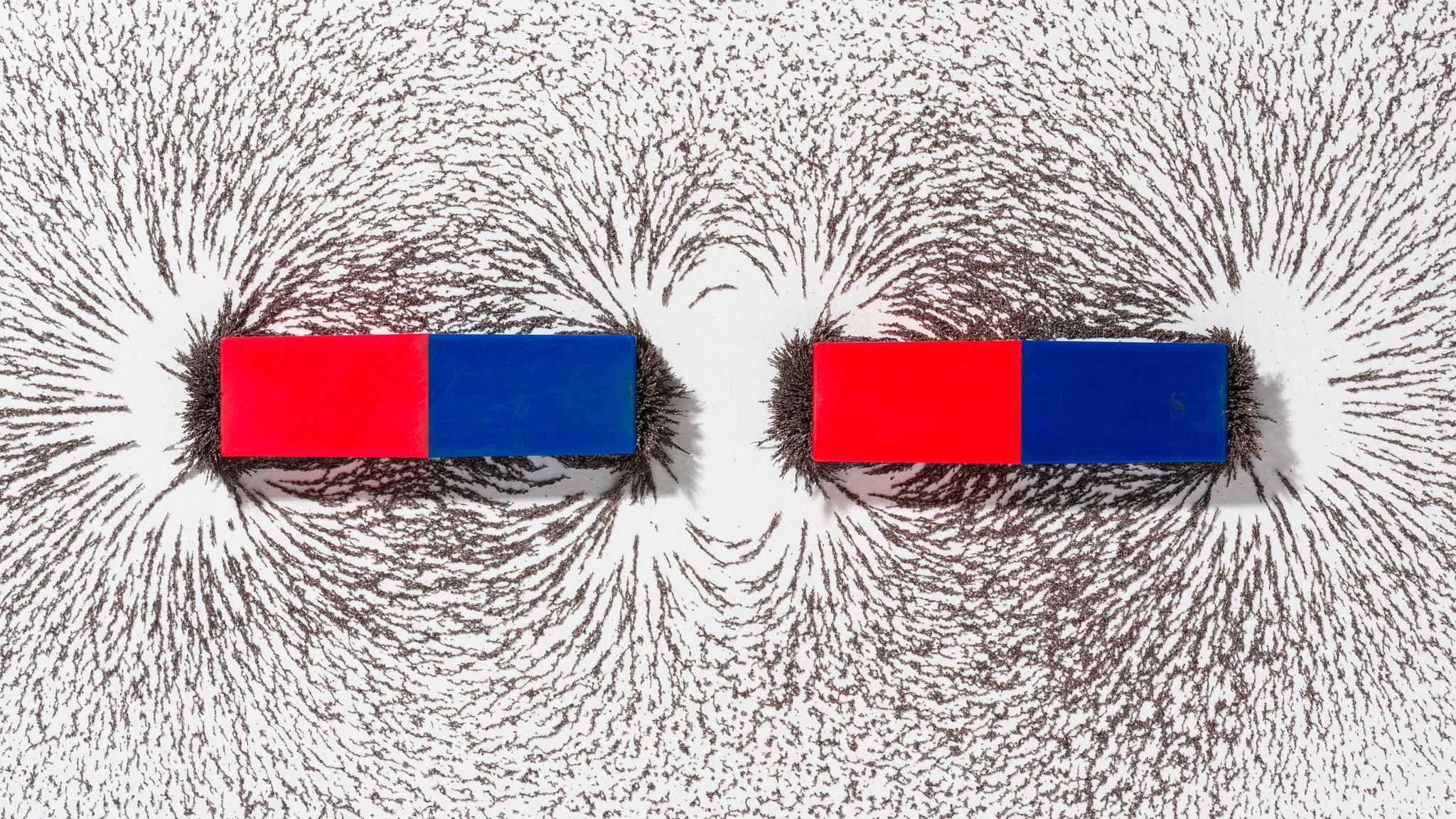 Anziehend: Mit Hochdruck suchen Forschende nach alternativen Werkstoffen für Magnete