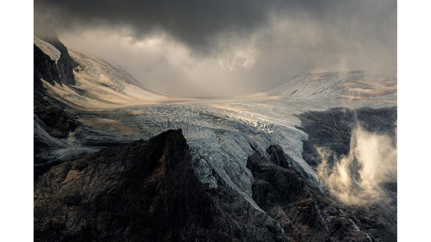 Wolkenverhangener Gletscher