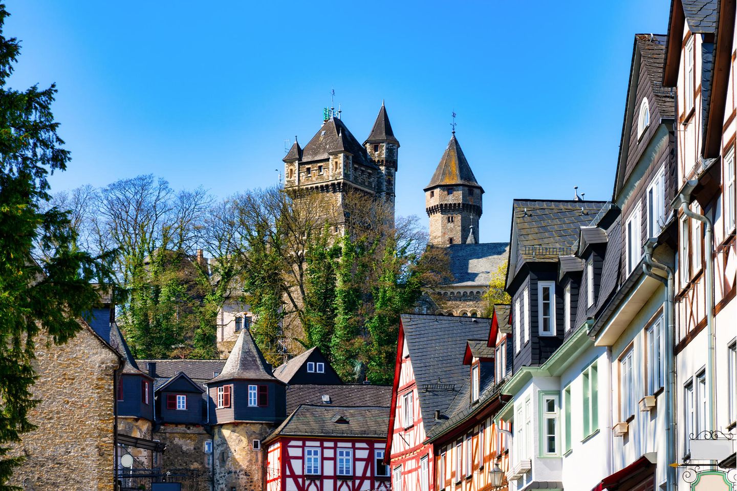Braunfels mit Burg im Hintergrund