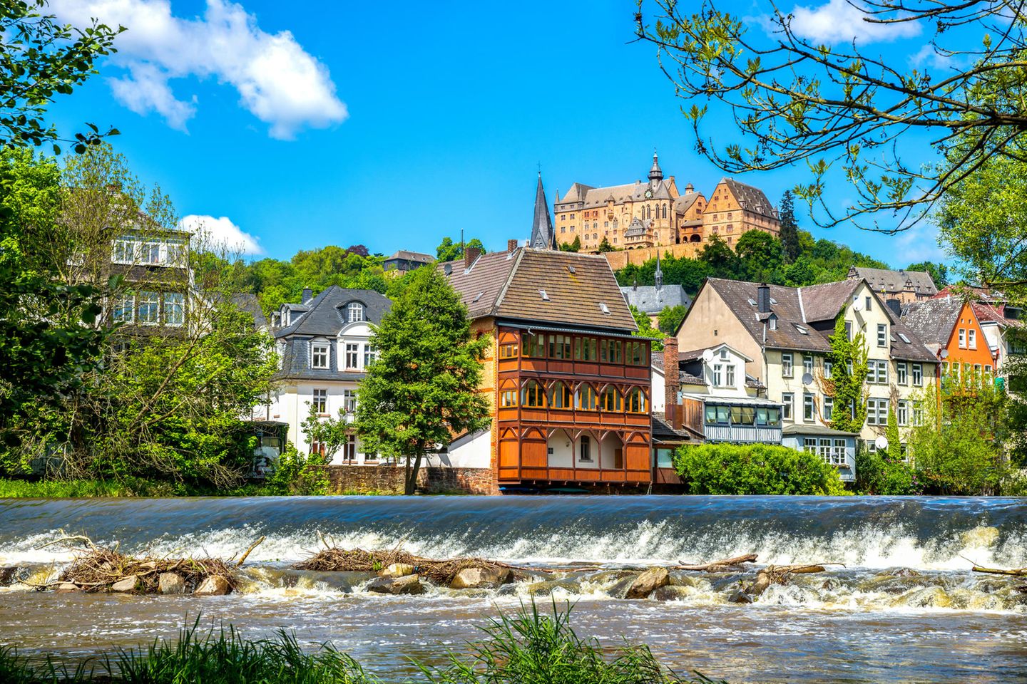 Marburg an der Lahn mit Schloss im Hintergrund