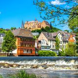 Marburg an der Lahn mit Schloss im Hintergrund