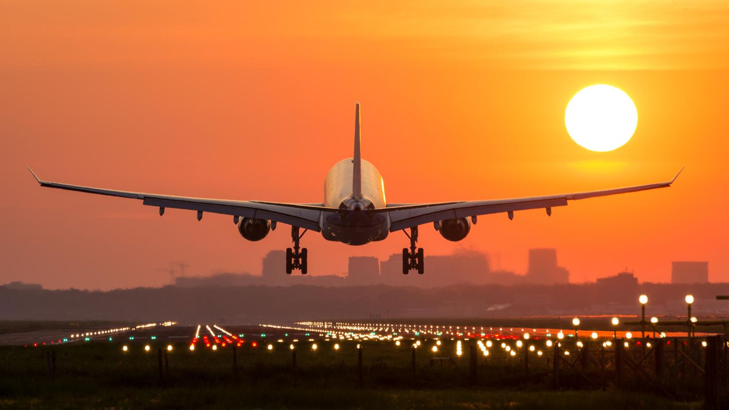 Ein Flugzeug landet bei Sonnenaufgang