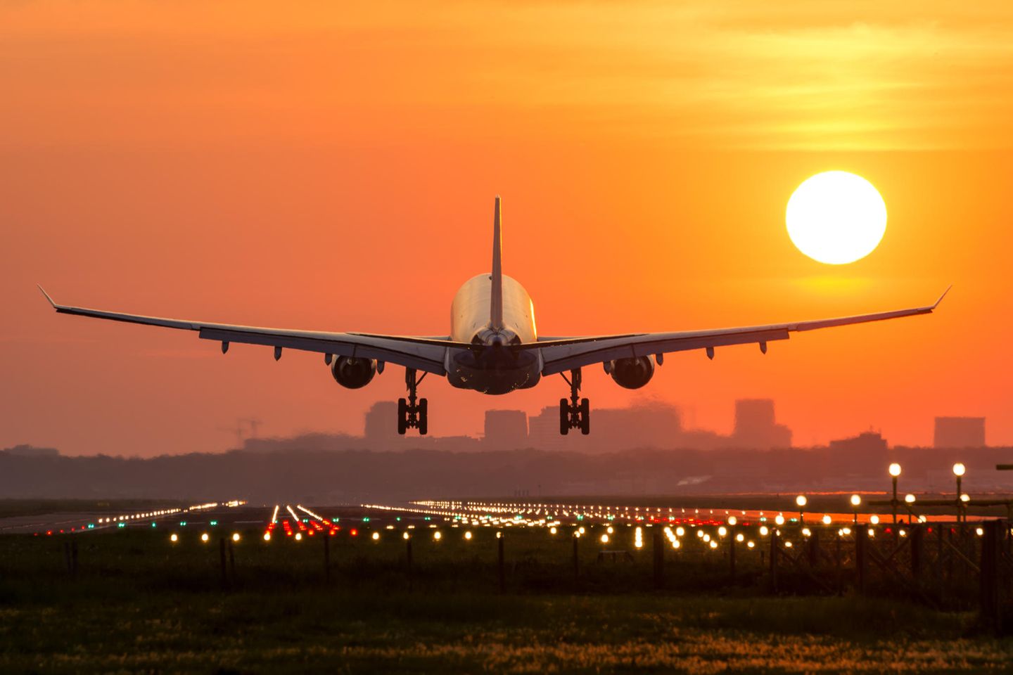 Ein Flugzeug landet bei Sonnenaufgang