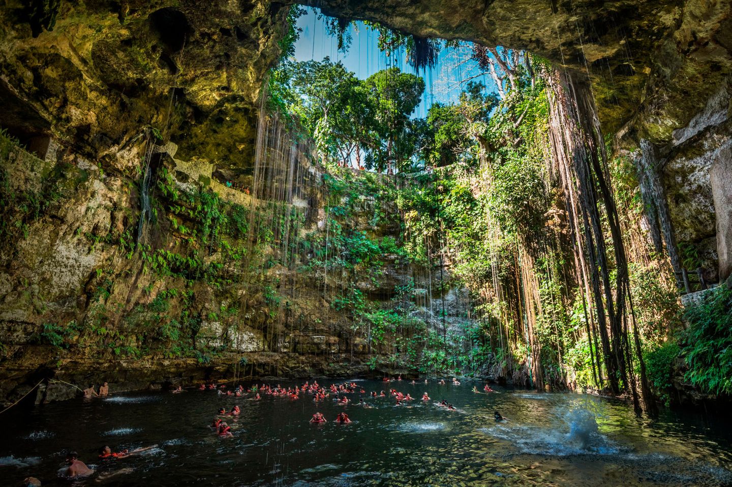 Sonnenlicht bricht in die Cenote Ik Kil, Mexiko