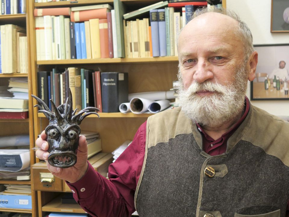 Rudolf Simek ist emeritierter Professor für mittelalterliche deutsche und nordische Literatur an der Universität Bonn
