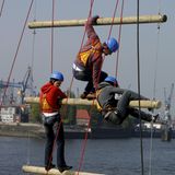 3 Kletterer auf dem Hochseilgarten Cap San Diego