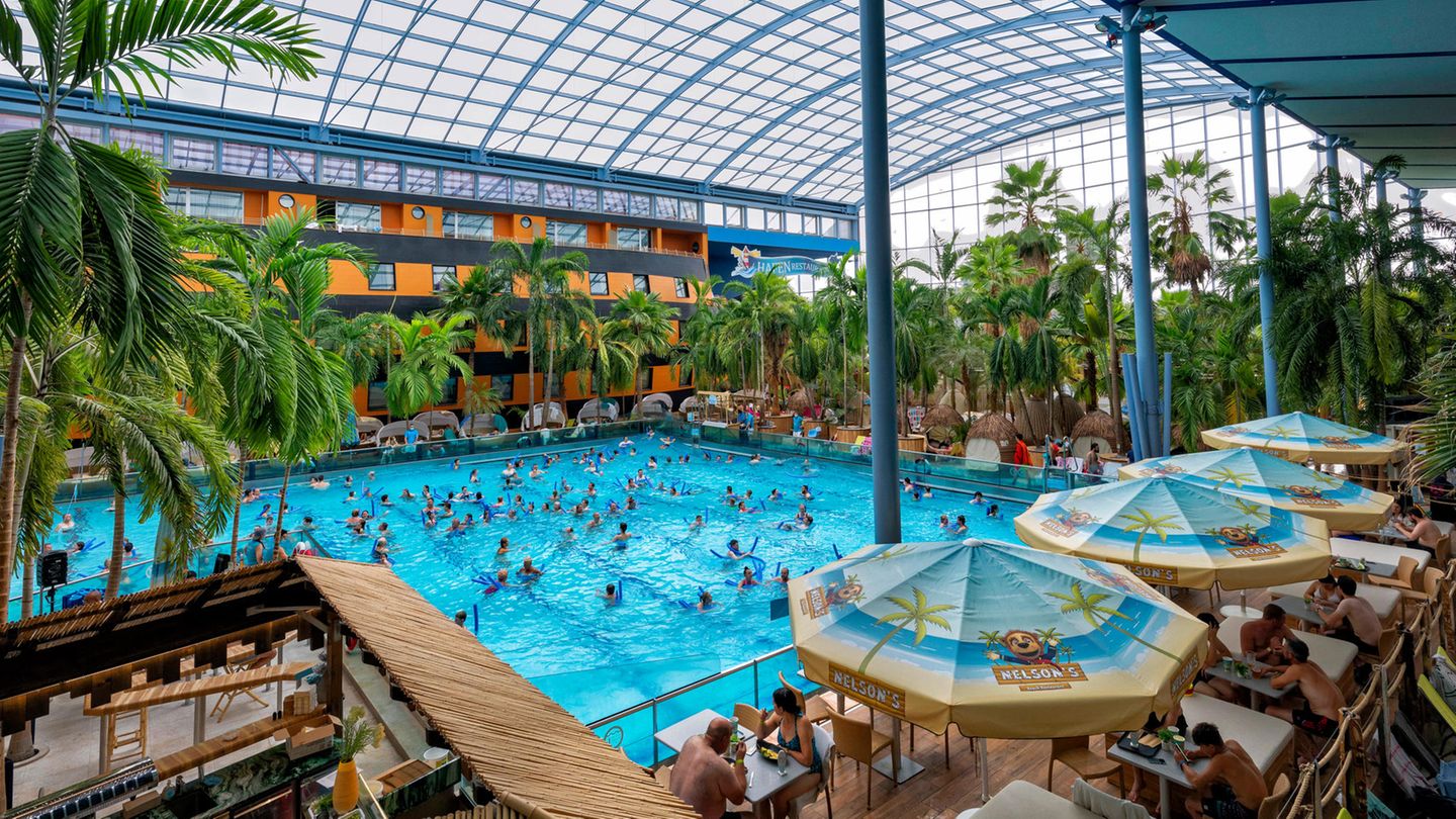 Schwimmbad in der Therme Erding