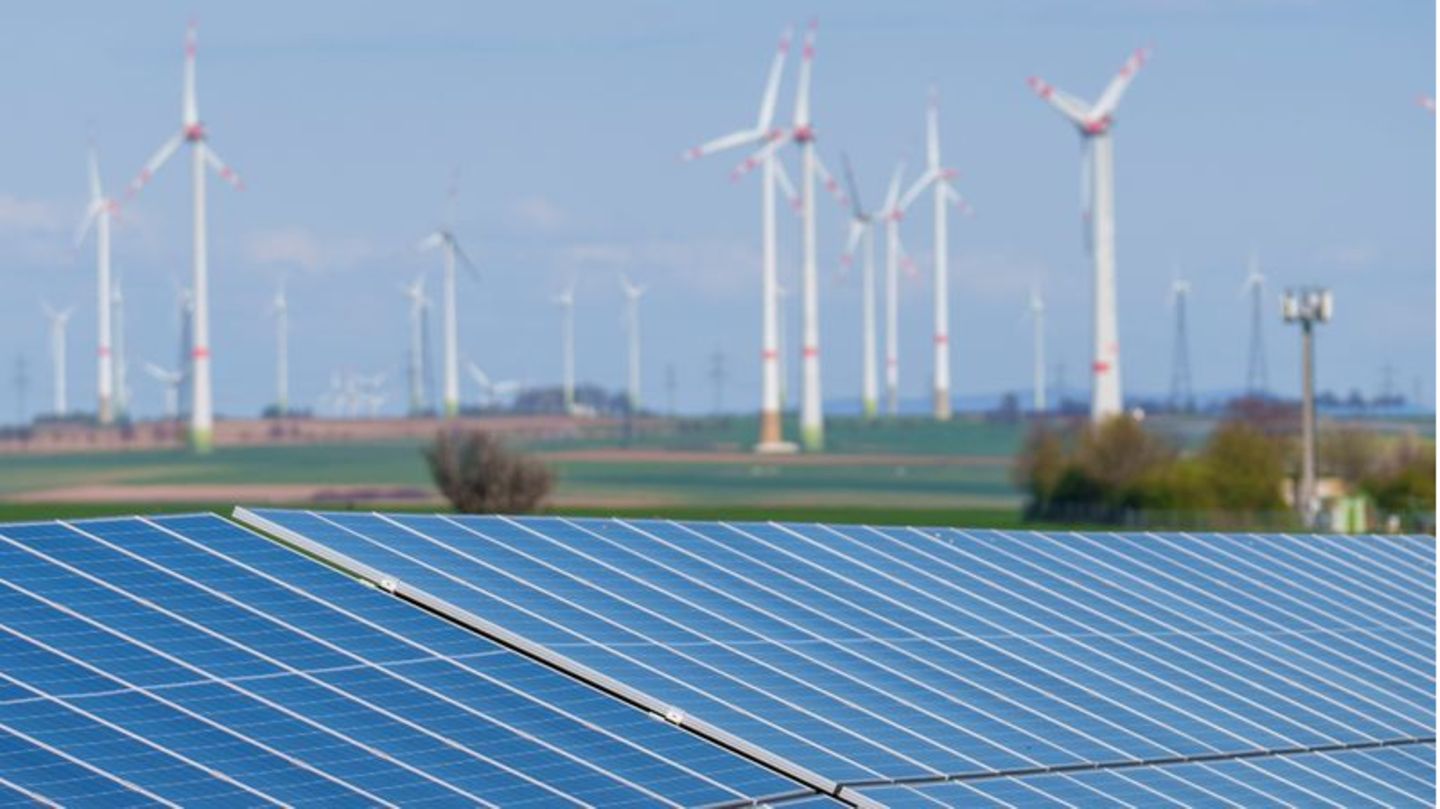 Ein Solarpark in unmittelbarer Nähe zu Windkraftanlagen im rheinland-pfälzischen Wahlheim
