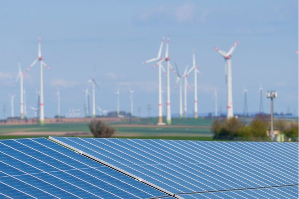 Ein Solarpark in unmittelbarer Nähe zu Windkraftanlagen im rheinland-pfälzischen Wahlheim