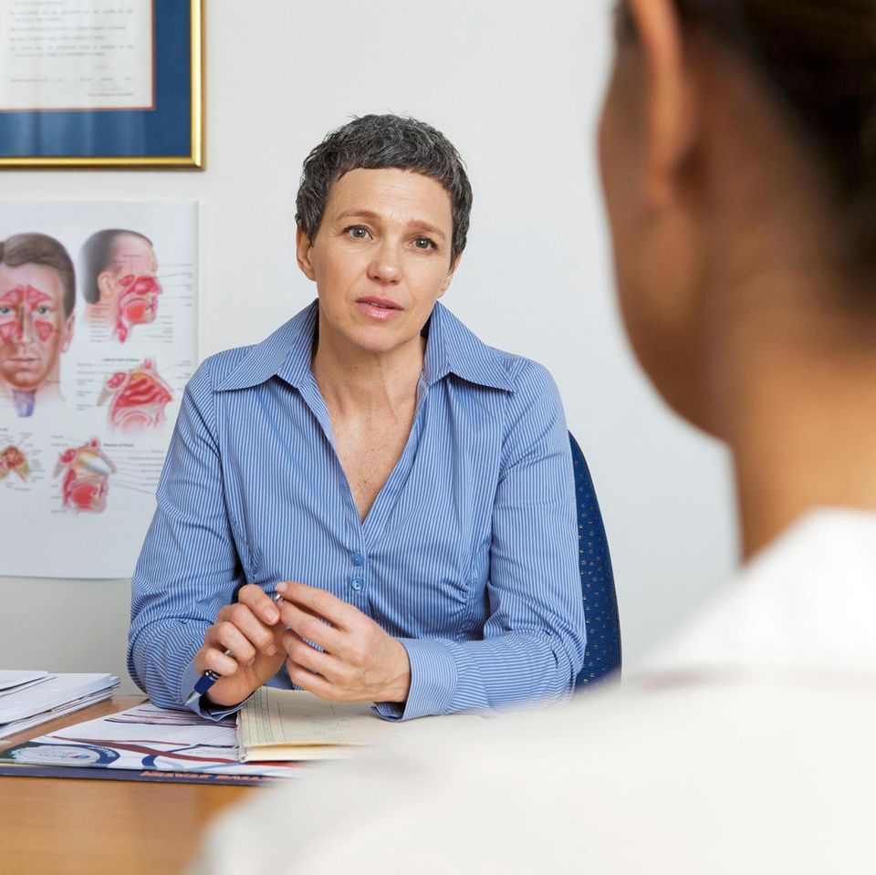 Ab dem 35. Lebensjahr können sich Frauen und Männer alle drei Jahre kostenlos in ihrer Hausarztpraxis durchchecken lassen. Auch Blut und Urin werden untersucht
