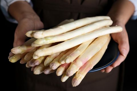 Weißer Spargel - für Jüngere zu aufwendig, Ältere dagegen zelebrieren das Saisongemüse gerne als Festessen