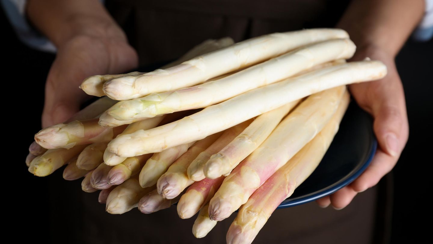 Weißer Spargel - für Jüngere zu aufwendig, Ältere dagegen zelebrieren das Saisongemüse gerne als Festessen
