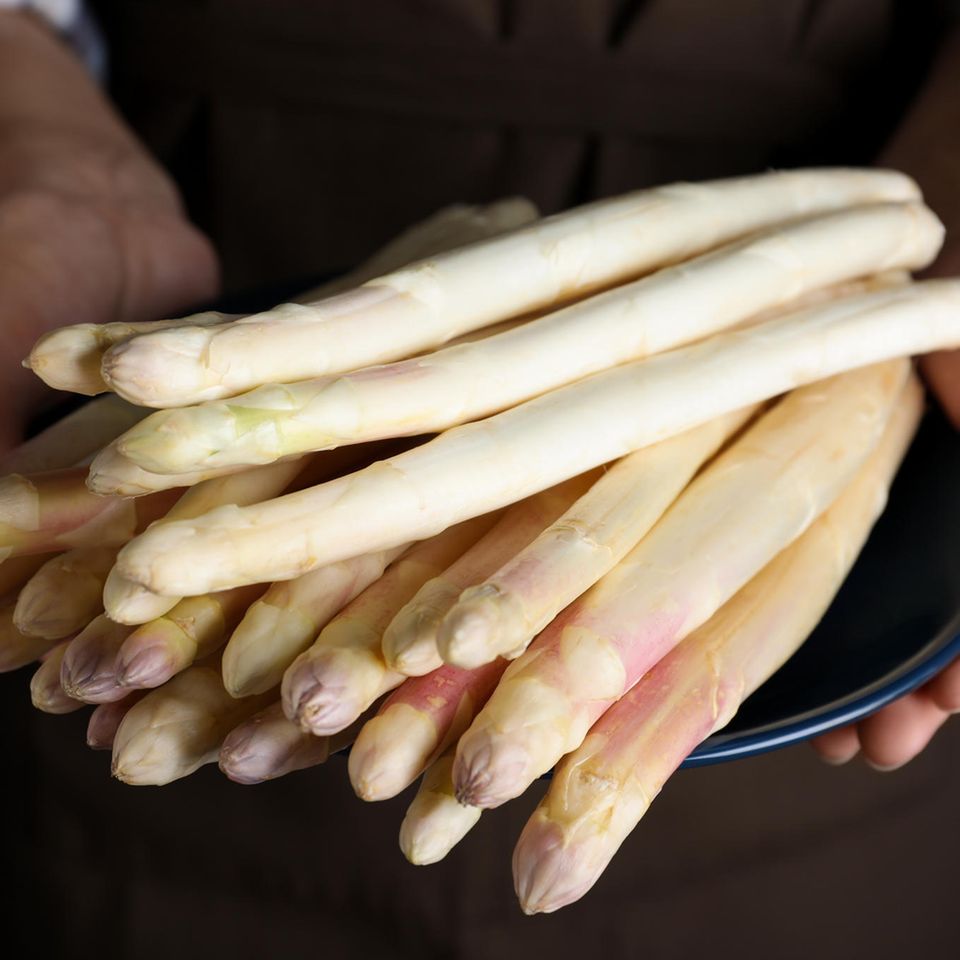 Weißer Spargel - für Jüngere zu aufwendig, Ältere dagegen zelebrieren das Saisongemüse gerne als Festessen