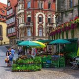 Straßenszene mit Markttreiben auf dem Holzmarkt in Tübingen