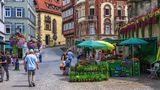 Straßenszene mit Markttreiben auf dem Holzmarkt in Tübingen