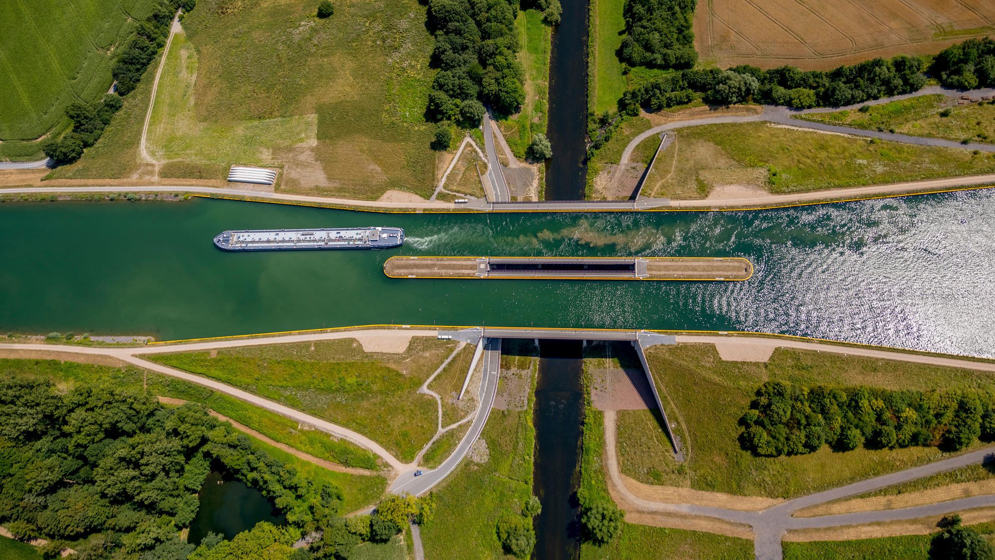Liegt die Zukunft auf dem Wasser? Der Transport per Lkw verursacht pro Kilometer und Tonne doppelt so viel externe Kosten wie auf einem Binnenschiff. Dazu zählen Schäden durch Luftschadstoffe, Lärm oder Unfälle