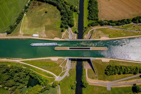 Liegt die Zukunft auf dem Wasser? Der Transport per Lkw verursacht pro Kilometer und Tonne doppelt so viel externe Kosten wie auf einem Binnenschiff. Dazu zählen Schäden durch Luftschadstoffe, Lärm oder Unfälle