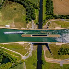 Liegt die Zukunft auf dem Wasser? Der Transport per Lkw verursacht pro Kilometer und Tonne doppelt so viel externe Kosten wie auf einem Binnenschiff. Dazu zählen Schäden durch Luftschadstoffe, Lärm oder Unfälle