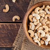 Cashwenüsse auf einem Holzbrett