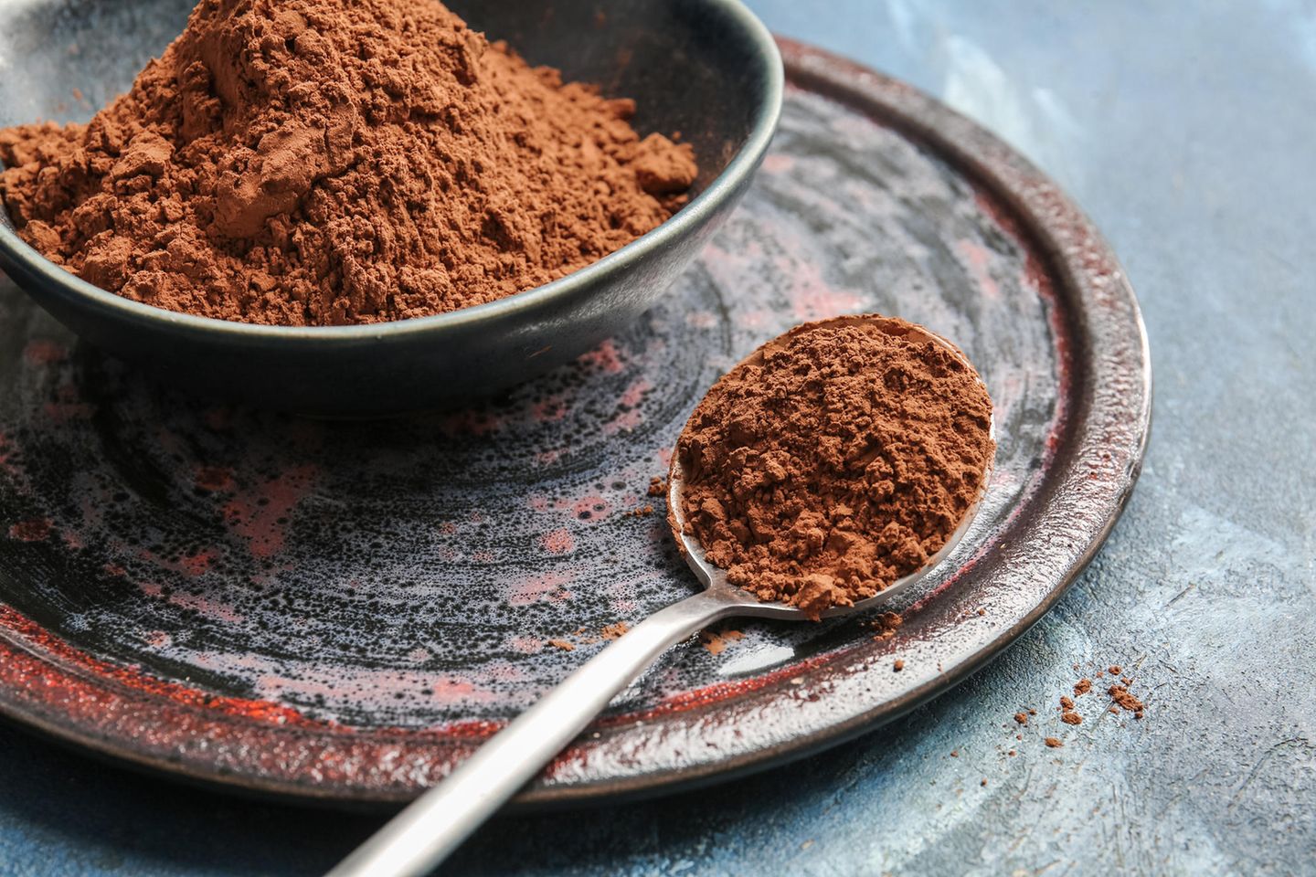 Kakaopulver Magnesium Lebensmittel wie Kakaopulver, das in einem Löffel und einer Schüssel ist