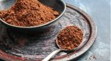 Magnesium Lebensmittel wie Kakaopulver, das in einem Löffel und einer Schüssel ist