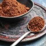 Magnesium Lebensmittel wie Kakaopulver, das in einem Löffel und einer Schüssel ist