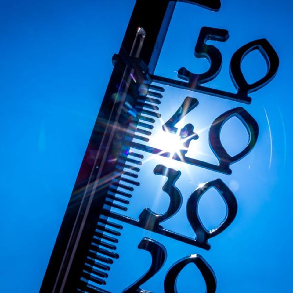 Ein Außenthermometer zeigt knapp 40 Grad an: Die Welt muss sich nach einer Prognose wegen des nahenden Klimaphänomens El Niño bereits in diesem Jahr auf eine weitere Temperatursteigerung einstellen