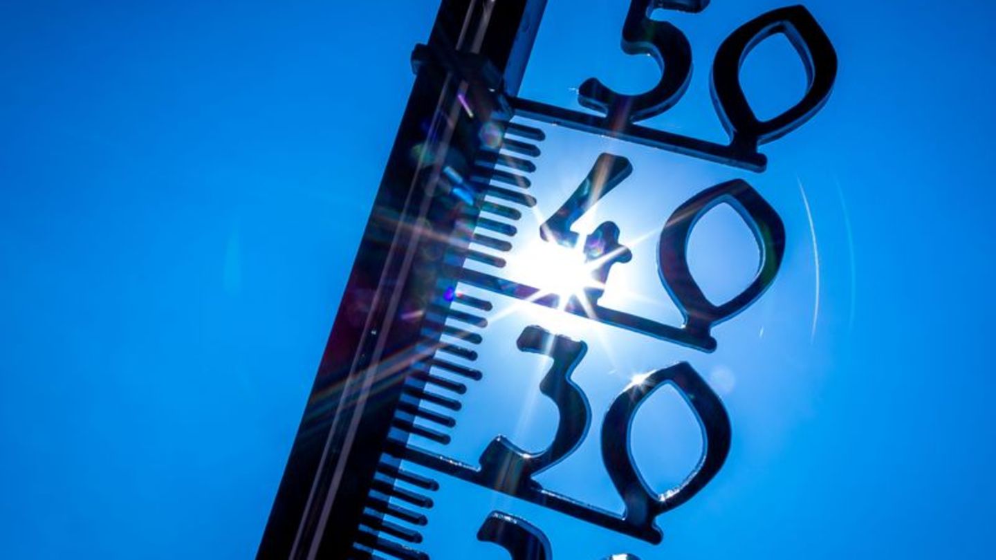Ein Außenthermometer zeigt knapp 40 Grad an: Die Welt muss sich nach einer Prognose wegen des nahenden Klimaphänomens El Niño bereits in diesem Jahr auf eine weitere Temperatursteigerung einstellen