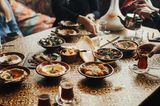 Ein gedeckter Tisch mit Falafel, Hummus und anderen Speisen