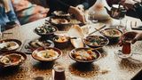Ein gedeckter Tisch mit Falafel, Hummus und anderen Speisen