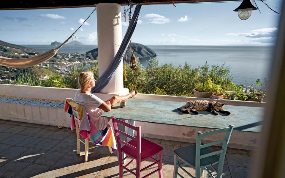 Die Äolischen Inseln: Auf der Terrasse des Bauernhof-Apartments "Al Numero Zero" scheint die Sonne der Urlauberin auf die Haut und der Katze auf den Pelz Auf der Terrasse des Bauernhof-Apartments "Al Numero Zero" scheint die Sonne der Urlauberin auf die Haut und der Katze auf den Pelz