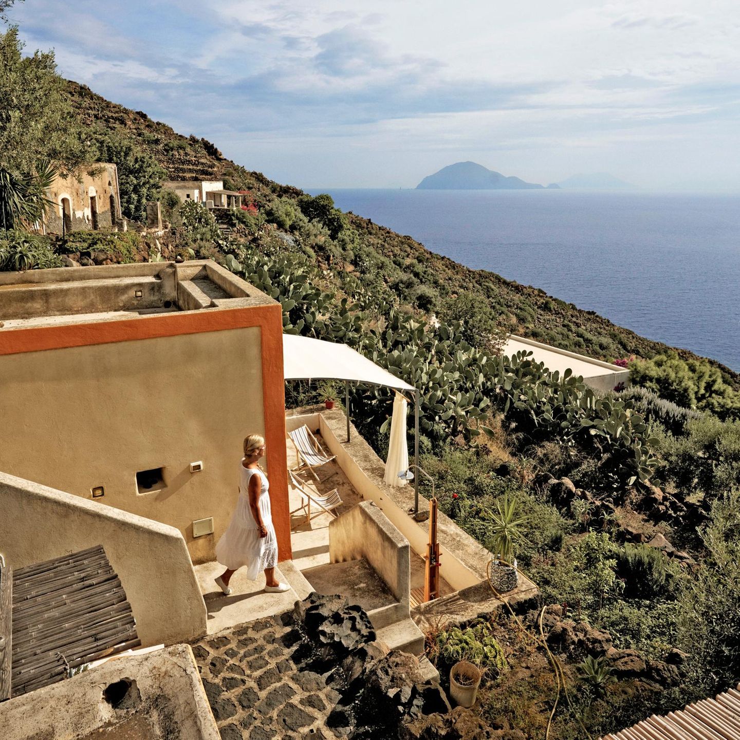 Beste Aussichten! Gäste des "Il Giardino dei Carrubi" können bis hinüber zur Insel Filicudi weitblicken. Die von Kaktusfeigen umgebene Unterkunft liegt 365 Treppenstufen über dem Tyrrhenischen Meer