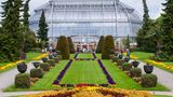  "Die Welt in einem Garten" war 1889 die Idee des ersten Garten-Direktors Adolf Engler. Heute ist der Botanische Garten im Berliner Stadtteil Dahlem mit knapp 20.000 Pflanzenarten der größte Deutschlands und zählt zu den bedeutendsten weltweit. Zu sehen gibt es hier unter zahllosen anderen Raritäten einen Riesen-Bambus, dem man beim Wachen zusehen kann – er schafft bis zu 30 Zentimeter täglich – und einen 160 Jahre alten Palmfarn.  bo.berlin/garten/willkommen-im-garten