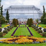  "Die Welt in einem Garten" war 1889 die Idee des ersten Garten-Direktors Adolf Engler. Heute ist der Botanische Garten im Berliner Stadtteil Dahlem mit knapp 20.000 Pflanzenarten der größte Deutschlands und zählt zu den bedeutendsten weltweit. Zu sehen gibt es hier unter zahllosen anderen Raritäten einen Riesen-Bambus, dem man beim Wachen zusehen kann – er schafft bis zu 30 Zentimeter täglich – und einen 160 Jahre alten Palmfarn.  bo.berlin/garten/willkommen-im-garten
