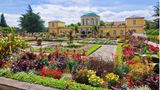 Der Berggarten in den Herrenhäuser Gärten der niedersächsischen Landeshauptstadt zählt zu den ältesten botanischen Gärten Deutschlands. Im Jahr 1666 als Gemüsegarten gegründet, sind hier heute insgesamt 11.000 Pflanzenarten, darunter Europas größte Orchideensammlung, zu bestaunen. Zusammen mit dem Großen Garten, einem der bedeutendsten Barockgärten Europas, dem Georgen- und dem Welfengarten, hält der Berggarten zahllose Entdeckungen für Garten- und Pflanzen-Fans bereit.  hannover.de/Herrenhausen