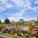 Der Berggarten in den Herrenhäuser Gärten der niedersächsischen Landeshauptstadt zählt zu den ältesten botanischen Gärten Deutschlands. Im Jahr 1666 als Gemüsegarten gegründet, sind hier heute insgesamt 11.000 Pflanzenarten, darunter Europas größte Orchideensammlung, zu bestaunen. Zusammen mit dem Großen Garten, einem der bedeutendsten Barockgärten Europas, dem Georgen- und dem Welfengarten, hält der Berggarten zahllose Entdeckungen für Garten- und Pflanzen-Fans bereit.  hannover.de/Herrenhausen