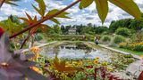 Direkt an den Nymphenburger Park anschließend, präsentiert der Botanische Garten München auf einer Fläche von etwa 21 Hektar rund 16.000 Pflanzenarten; in der Schausammlung der mehr als 4500 Quadratmeter großen Gewächshäuser finden sich Pflanzen der feuchten Tropen, der tropischen Bergwälder und der Wüsten. Ursprünglich in der Innenstadt angesiedelt, musste der Garten 1914 wegen Platzmangels in den Stadtteil Nymphenburg ausgelagert werden.  botmuc.snsb.de