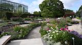 Das weitläufige Gelände der Erfurter Gartenbauausstellung gehört mit seinen 36 Hektar umfassenden Ausstellungshallen, Pflanzenschauhäusern, Themengärten und Ruhezonen zu den größten Garten- und Freizeitparks Deutschlands. Zu den Attraktionen gehören nicht nur das mit 6000 Quadratmetern größte zusammenhängende Blumenbeet und der größte Kinderspielplatz Europas, sondern auch ein Aussichtsturm, eine Sternwarte, sowie das einzige deutsche Gartenbaumuseum mit Exponaten und Informationen rund um Gartenkunst und Gartenbau.  egapark-erfurt.de/pb/egapark/Home