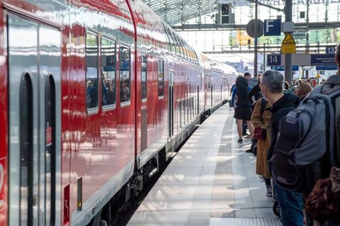 Reisende am Bahnhof